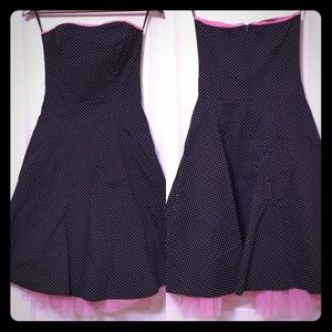 Strapless polka-dotted dress with pink tulle